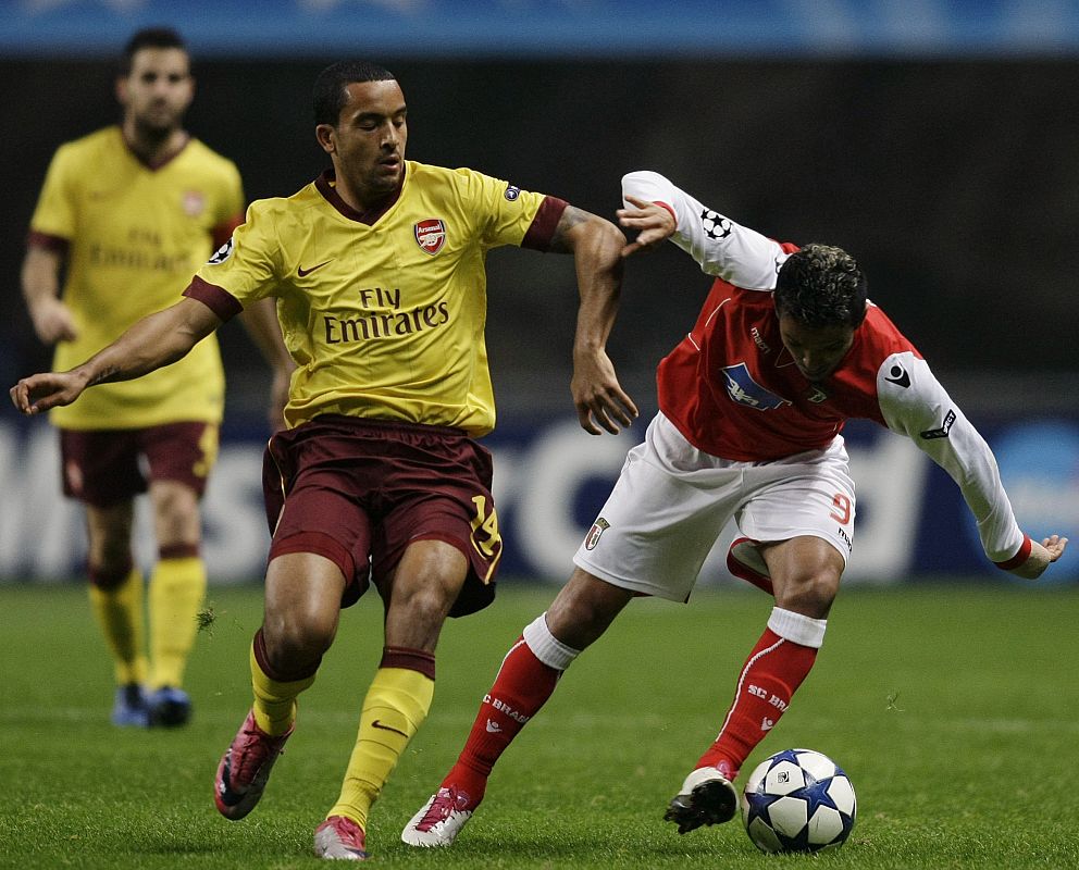 Matheus Nascimento controla el esférico presionado por el jugador del Arsenal Theo Walcott.