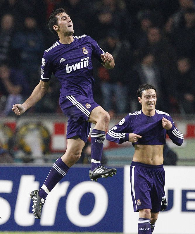 Álvaro Arbeloa celebra el tanto logrado en Amsterdam.