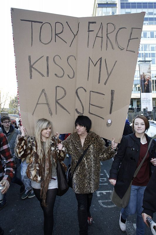 Un grupo de estudiantes participan en Manchester en una protesta contra la política educativa del gobierno.