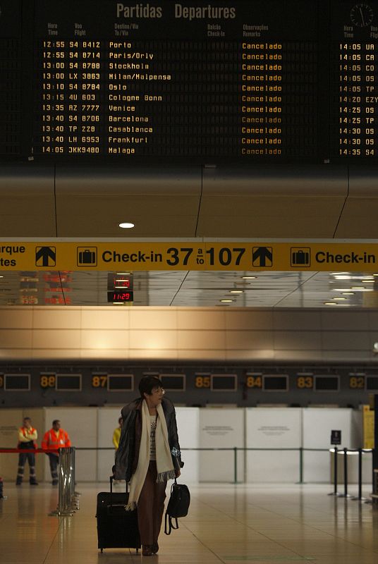 Una pasajera camina en solitario por el aeropuerto de Lisboa, casi vacío por la huelga