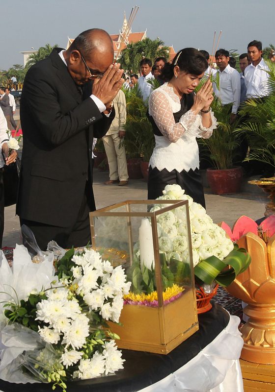 El gobernador de Phnom Penh, Kep Chuk Tema (i), y su esposa, Chum Samin (d) durante la ceremonia