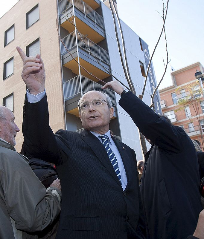 El presidente de la Generalitat y candidato a la reelección por los socialistas catalanes ( PSC ), José Montilla, acompañado por alcaldes de municipios socialistas, señala los pisos nuevos del barrio barcelonés del Bon Pastor