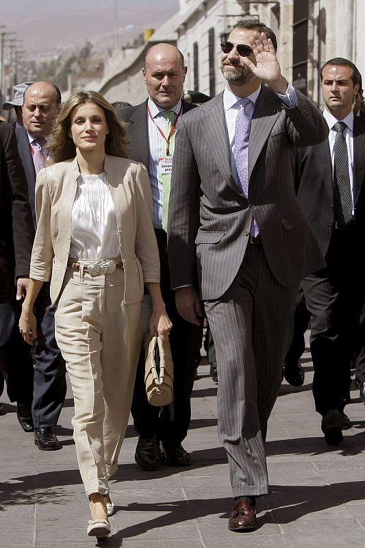 Los Príncipes de Asturias pasean por las calles de la ciudad peruana de Arequipa, donde han concluido su primera visita oficial a Perú.