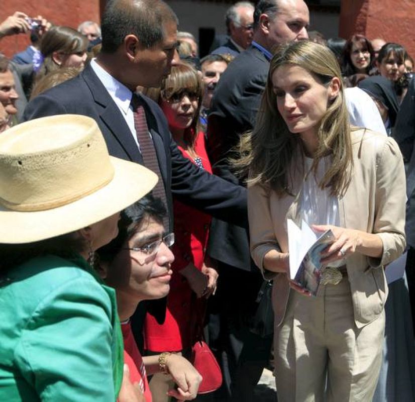 La princesa doña Letizia, en su visita al Monasterio de Santa Catalina, en la ciudad peruana de Arequipa. 