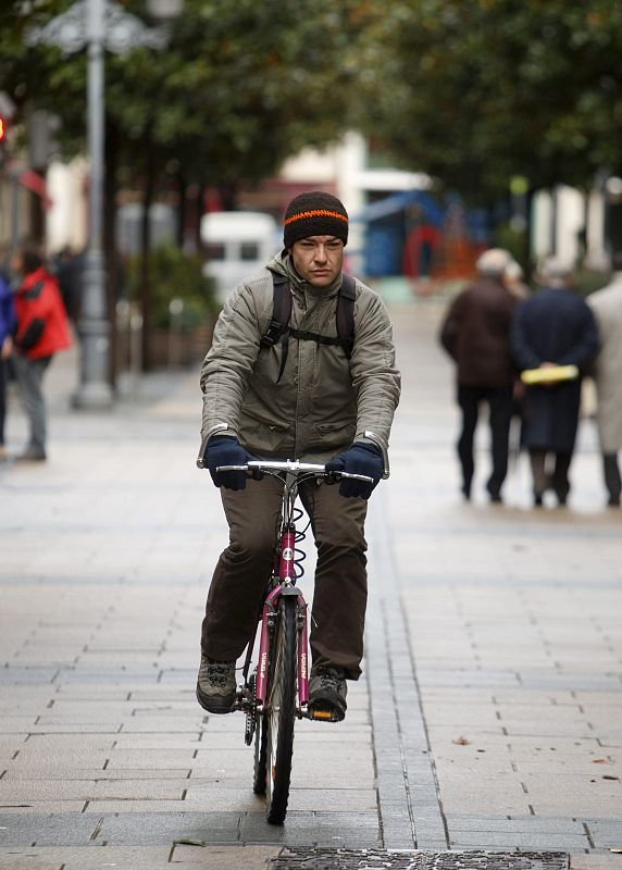 Un ciclista desafía al frío en la calle Dato de Vitoria.