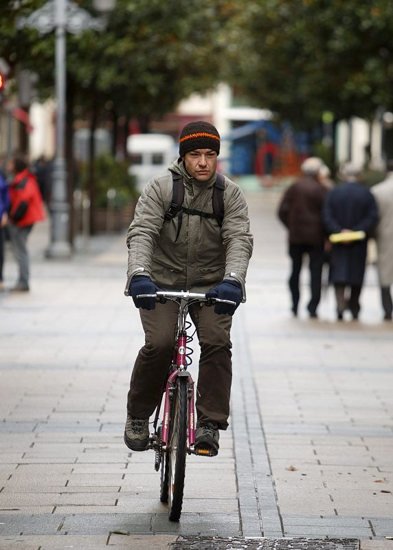 Un ciclista desafía al frío en la calle Dato de Vitoria.