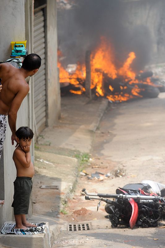 Más de 60 vehículos han sido incendiados en estas seis jornadas de enfrentamientos.