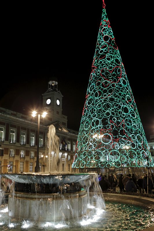 Vista de la iluminación navideña de la Puerta del Sol de Madrid.