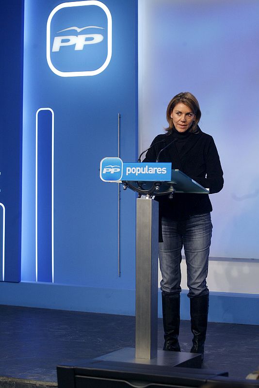 a secretaria general del Partido Popular, María Dolores de Cospedal, durante la conferencia de prensa ofrecida esta noche en la sede de su partido en Madrid, en la que ha destacado que los resultados provisionales certificarían el fracaso del proyect