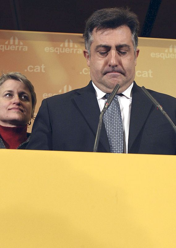 El líder de la formación ERC, Joan Puigcercós durante la rueda de prensa que ha ofrecido en Barcelona tras conocerse los resultados electorales en los que ha la formación ha perdido la mitad de los votos.