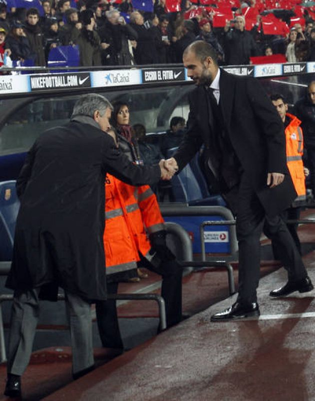 Los dos entrenadores se saludaron cordialmente antes de que comenzara el partido.