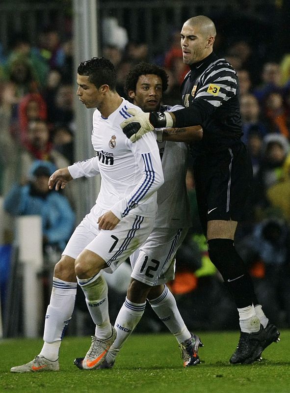 El portero del Barcelona, Valdés, choca con CR7 en la tangana que el portugués montó al empujar a Guardiola.