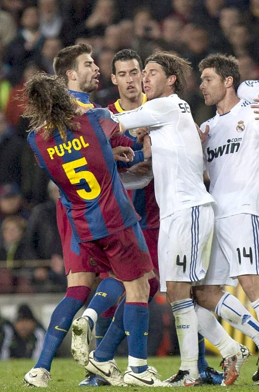 Momento en que Ramos da un manotazo a Puyol en la tángana posterior a su expulsión