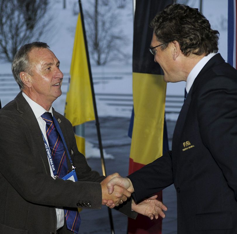 El ex futbolista y técnico holandés Johann Cruyff, es recibido por el Secretario General de la FIFA, el francés Jerome Walcke, en la sede del organismo en Zúrich .