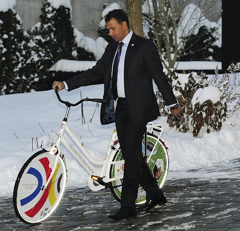 El ex internacional holandés Ruud Gullit, llega en bicicleta a la sede de la FIFA en Zúrich (Suiza), para presentar la propuesta de la candidatura de Bélgica y Holanda para el Mundial de Fútbol de 2018 ante el Comité Ejecutivo de la FIFA