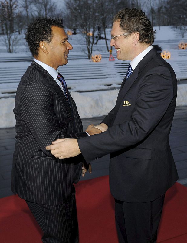 El primer ministro holandés, Mark Rutte y el ex internacional holandés Ruud Gullit, son recibidos por el Secretario General de la FIFA, el francés Jerome Walcke.