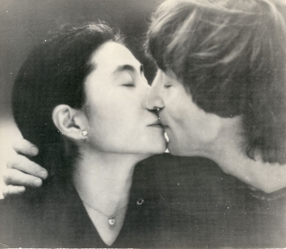 John y Lennon se besan en la portada de 'Double Fantasy'.