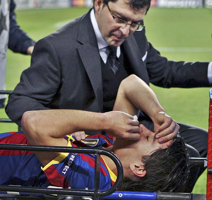 El delantero del FC Barcelona Bojan Krkic Pérez es sacado del campo durante el encuentro.