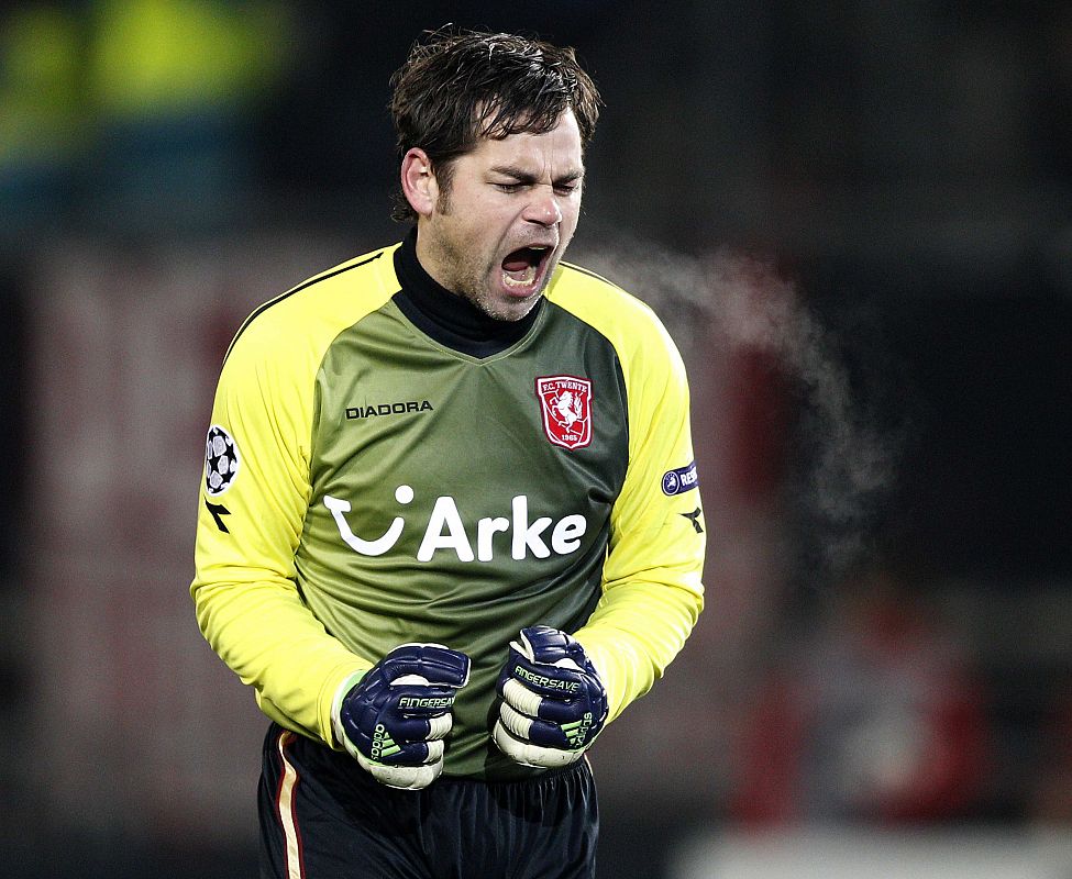 El portero del FC Twente, Boschker, celebra el gol de su equipo.