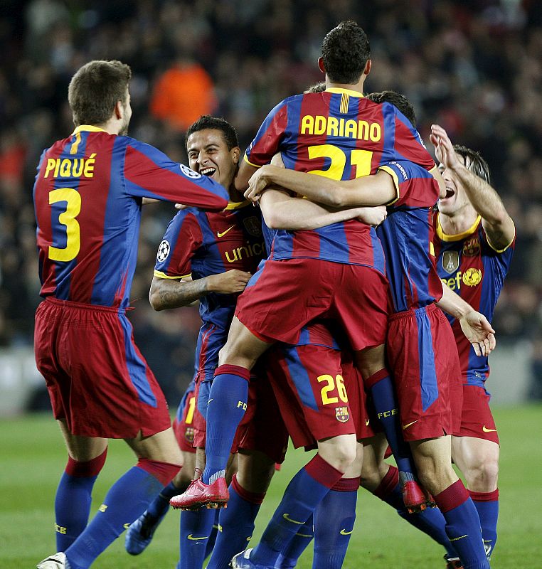 Los jugadores del FC Barcelona celebran el gol marcado por el centrocampista Andreu Fontás ante el Rubin Kazan.