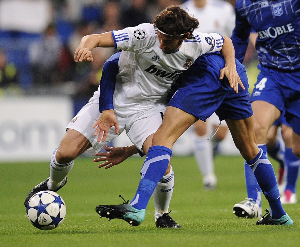 Esteban Granero lucha por no perder la bola ante la presión de Chafni.