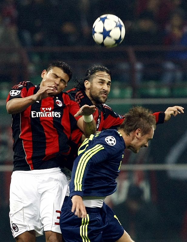 Thiago Silva y Yepes saltan por un balón alto.