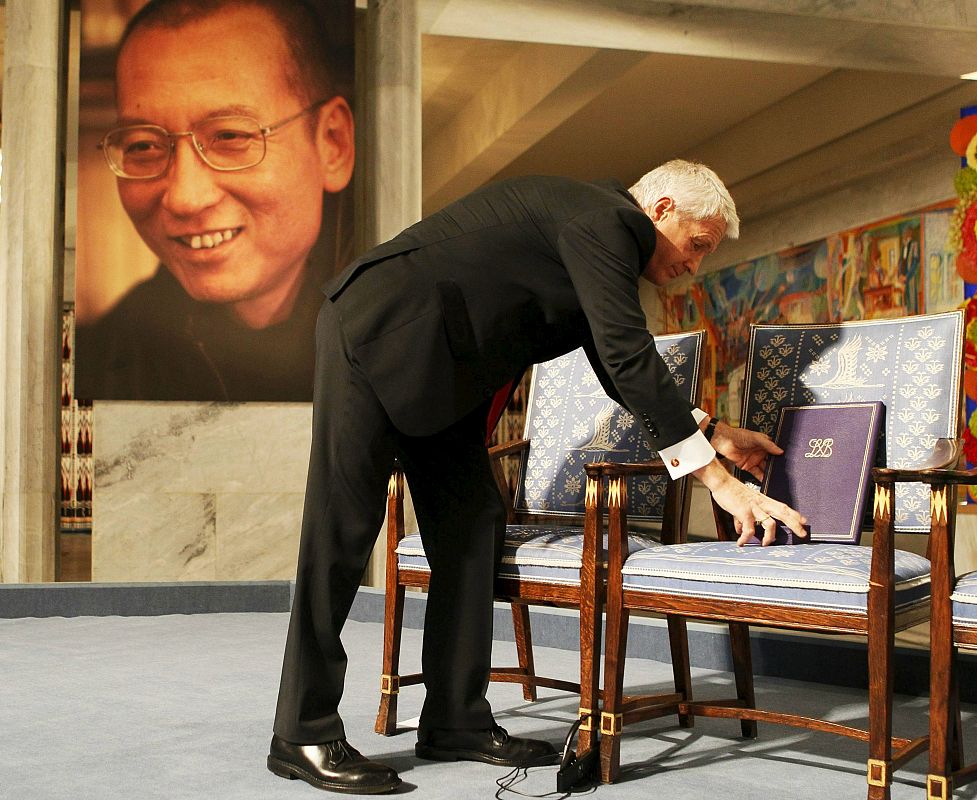 El secretario del Comité Nobel noruego, Thorbjoern Jagland, coloca en una silla vacía el diploma del Premio Nobel de la Paz 2010