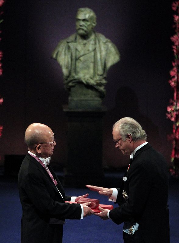 Suzuki of Japan recives receives the joint 2010 Nobel Prize in Chemistry from Swedish King Carl XVI Gustaf at the Concert Hall in Stockholm