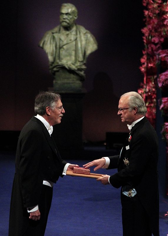 Diamond of the US receives the 2010 Nobel Prize for Economic Sciences from Swedish King Carl XVI Gustaf at the Concert Hall in Stockholm