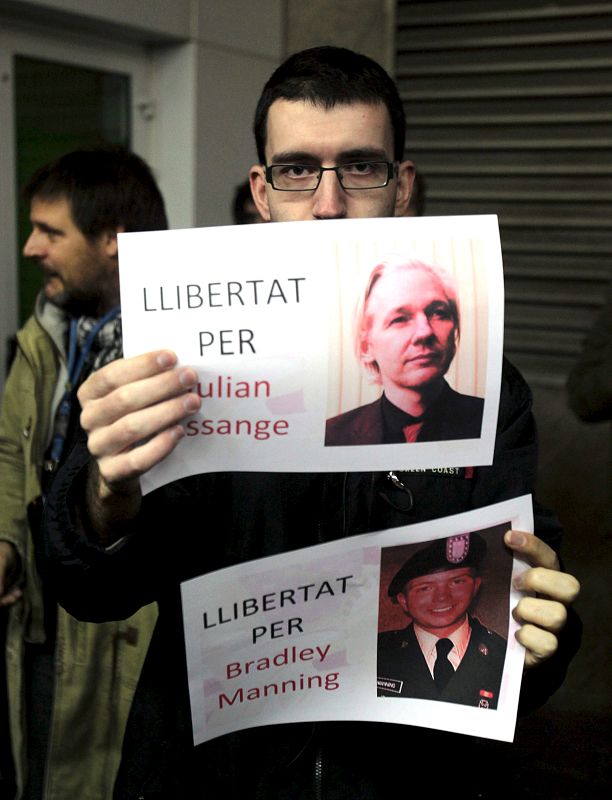 INTERNAUTAS CONVOCAN ACTOS DE APOYO A ASSANGE EN BARCELONA