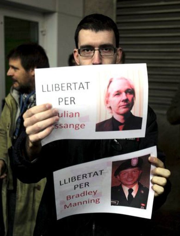 INTERNAUTAS CONVOCAN ACTOS DE APOYO A ASSANGE EN BARCELONA