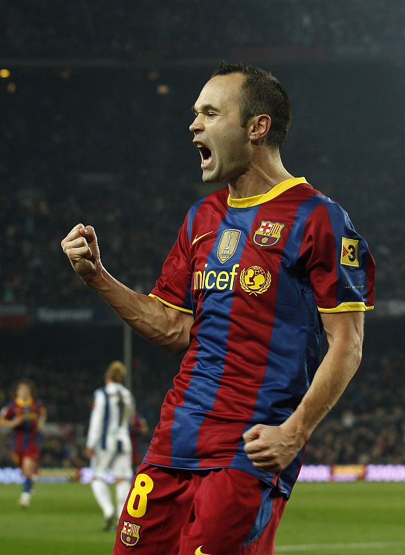 Andres Iniesta celebra un gol ante la Real Sociedad durante un partido de Liga en el Camp Nou.