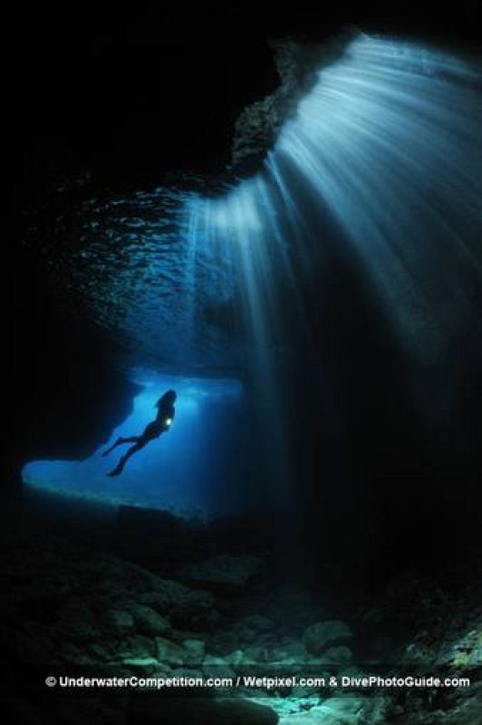 Una silueta femenina recorre el fondo del mar
