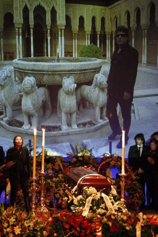 ABRE LA CAPILLA ARDIENTE EN EL TEATRO ISABEL LA CATÓLICA DE GRANADA