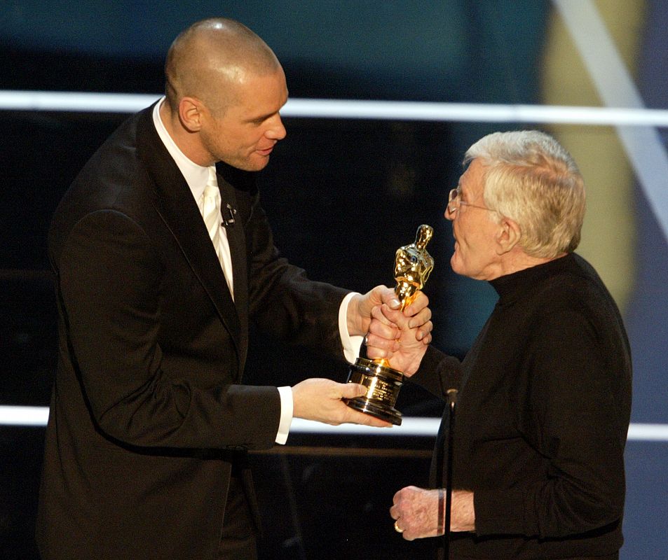 BLAKE EDWARDS ACCEPTS HONORARY OSCAR FOR LIFETIME ACHIEVEMENT.