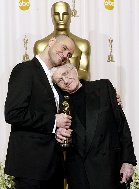 BLAKE EDWARDS AND JIM CARREY BACKSTAGE AT THE ACADEMY AWARDS IN HOLLYWOOD.