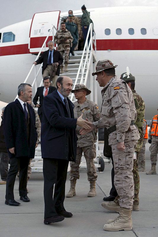 PÉREZ RUBALCABA EN AFGANISTÁN PARA VISITAR A LAS TROPAS ESPAÑOLAS