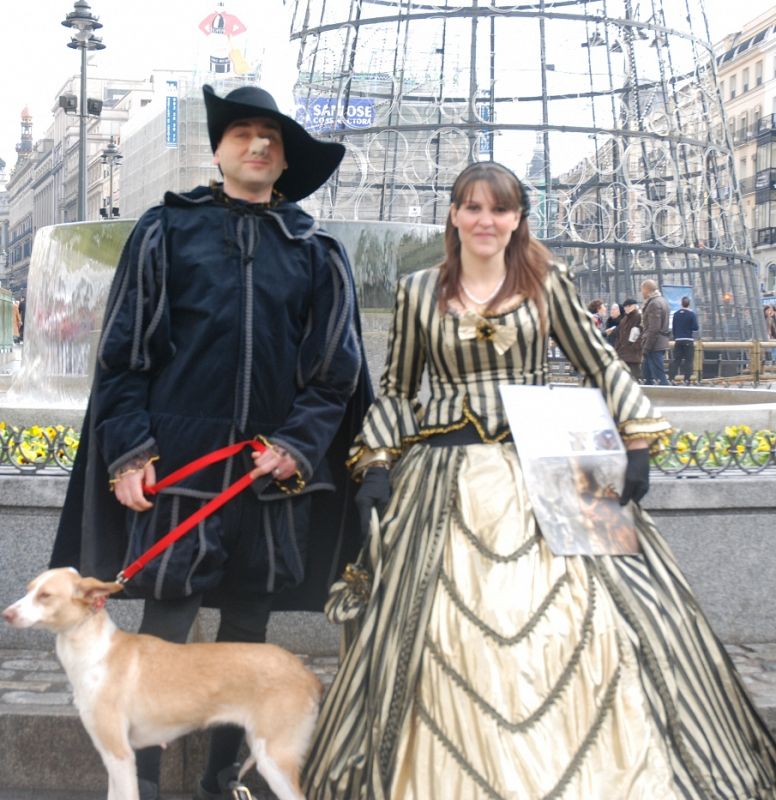 Cyrano y Roxanne con Adelaida durante la presentación del calendario en la Puerta del Sol