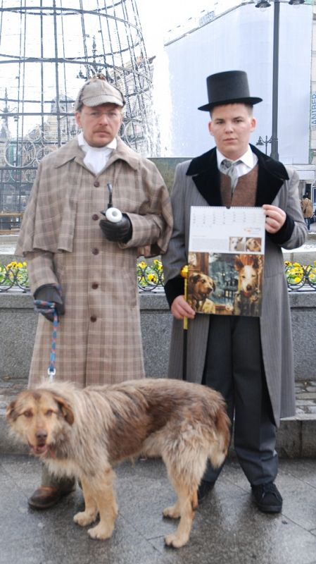 Sherlock Holmes acompañado de su inseparable Watson a los que se ha unido Lotsy, un perro mestizo veterano, para presentar el calendario de 'El Refugio'