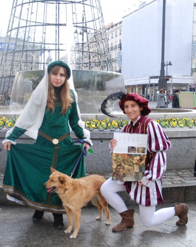 Romeo y Julieta posan con June en la Puerta del Sol de Madrid