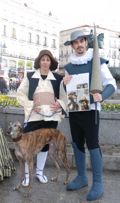 Dos clásicos de la literatura española y mundial, Don Quijote y Sancho Panza, acompañados por Zeta durante la presentación del Calendario 2011 de la asociación 'El Refugio'