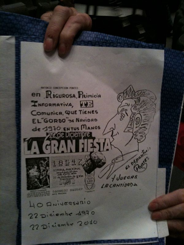 La gente espera a las puertas del Palacio de Congresos antes de que se abrieran las puertas.