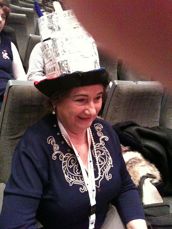 Los asistentes van disfrazados, llevan sombreros o amuletos. Se repite el ritual de todos los años.