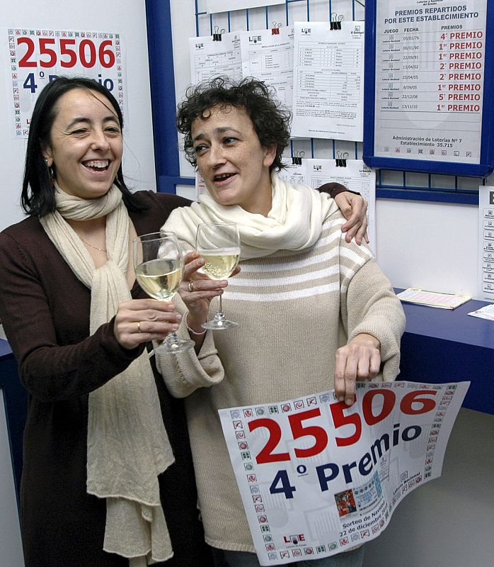 Las hermanas Carmen y María Jesús Cano, que regentan la administración Nº 7 de Gijón, celebran la venta en su establecimiento de una serie del número 25.506, uno de los cuartos premios.
