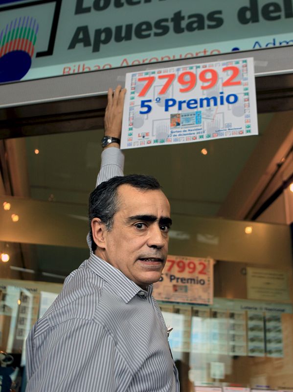 El lotero Pedro José Landecho, que ha vendido 300 décimos del número 77.992, un quinto premio.