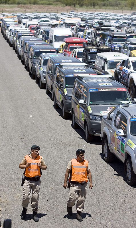 Vehículos que participarán en el Rally Dakar 2011 son alineados en el puerto Delta de Lima, provincia de Buenos Aires.