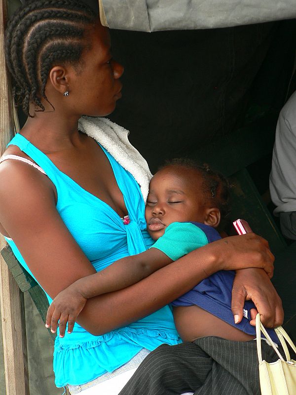 Madre con niño en campo de desplazados