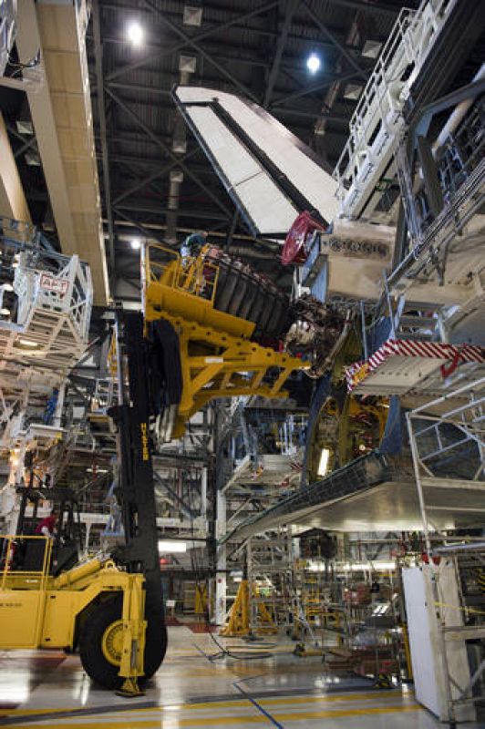  La carretilla necesita una pieza especial en ángulo para introducir los motores en el transbordador, ya que estos no van alineados con el eje de la nave.