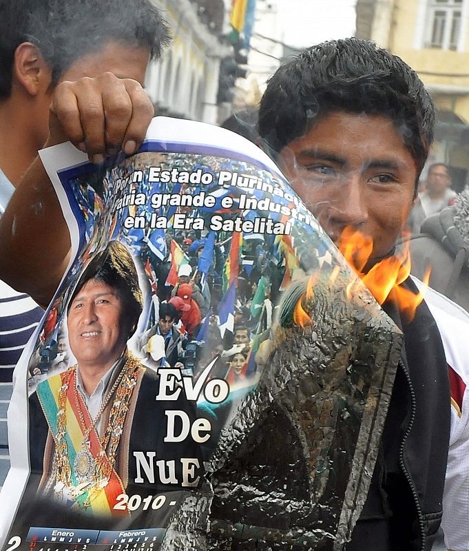 Bolivianos de Cochabamba queman una imagen de Evo Morales en protesta por el 'gasolinazo'