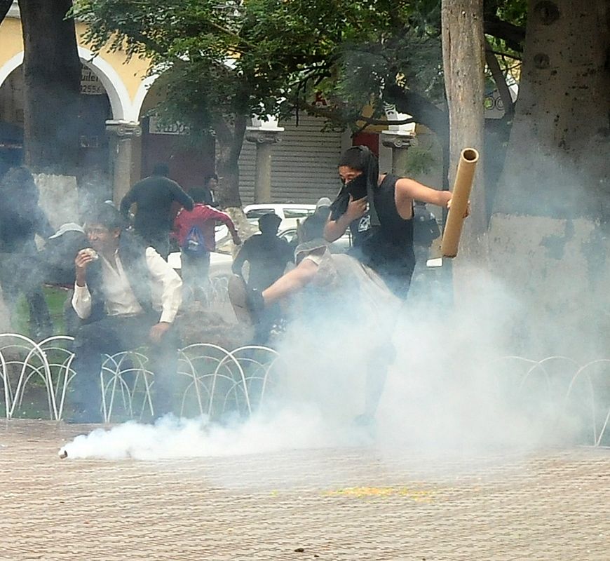 Un hombre se enfrenta a la policía, que responde con gases lacrimógenos